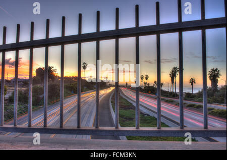 Autoroute 101 en Californie pendant la trajet du matin derrière les barreaux Banque D'Images