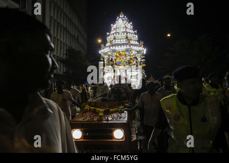 Kl, KL, la Malaisie. 22 janvier, 2016. Les dévots hindous malais se rassemblent autour du char portant une statue de Lord Murugan pendant une procession tôt le matin de la Thaipusam festival à Kuala Lumpur, Malaisie, le 23 janvier 2016. Les dévots se réuniront dans un grand groupe et marcher vers le principal temple à Batu Cave avec le char pendant le festival Thaipusam à s'acquitter de leurs vœux et offrir grâce à Lord Murugan. © Mohd Hafiz/ZUMA/Alamy Fil Live News Banque D'Images