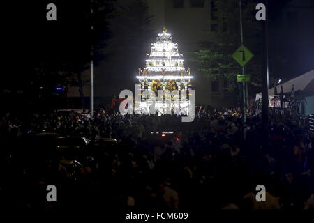 Kl, KL, la Malaisie. 22 janvier, 2016. Les dévots hindous malais se rassemblent autour du char portant une statue de Lord Murugan pendant une procession tôt le matin de la Thaipusam festival à Kuala Lumpur, Malaisie, le 23 janvier 2016. Les dévots se réuniront dans un grand groupe et marcher vers le principal temple à Batu Cave avec le char pendant le festival Thaipusam à s'acquitter de leurs vœux et offrir grâce à Lord Murugan. © Mohd Hafiz/ZUMA/Alamy Fil Live News Banque D'Images