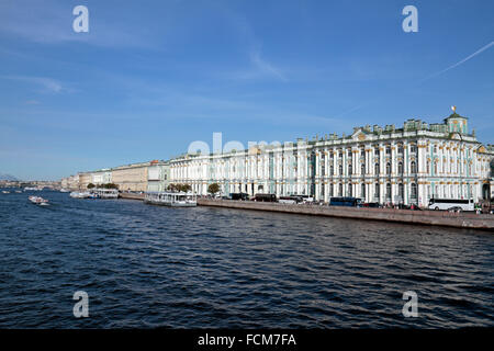 Afficher le long de la rivière historique sur la rivière Neva avant vers le Palais d'hiver à Saint-Pétersbourg, en Russie. Banque D'Images