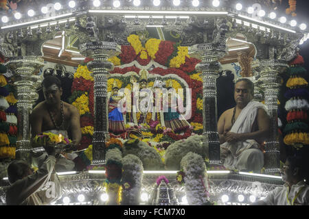 Kl, KL, la Malaisie. 22 janvier, 2016. Prêtre hindou sur le char transportant statue de Lord Murugan pendant une procession tôt le matin de la Thaipusam festival à Kuala Lumpur, Malaisie, le 23 janvier 2016. Les dévots se réuniront dans un grand groupe et marcher vers le principal temple à Batu Cave avec le char pendant le festival Thaipusam à s'acquitter de leurs vœux et offrir grâce à Lord Murugan. © Mohd Hafiz/ZUMA/Alamy Fil Live News Banque D'Images