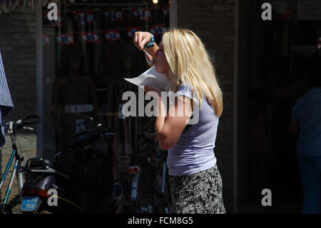 Young woman eating a herring Noordwijk aan Zee, Pays-Bas Banque D'Images