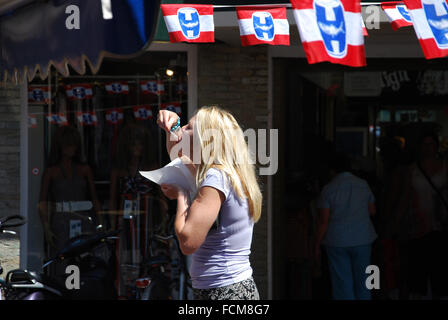 Young woman eating a herring Noordwijk aan Zee, Pays-Bas Banque D'Images