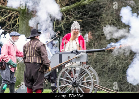 La bataille de Nantwich a été combattue pendant la première guerre civile anglaise, entre les parlementaires et les Royalistes, au nord-ouest de la ville de Nantwich, dans le Cheshire, le 25 janvier 1644. Les Royalistes de Lord Byron assiégaient Nantwich, et Sir Thomas Fairfax menait une armée pour soulager la ville. À l'approche de Fairfax, un dégel soudain a provoqué la montée du Weaver dans le spate, divisant la cavalerie de Byron de son infanterie et de son artillerie, qui ont été envahis et détruits par Fairfax. Banque D'Images