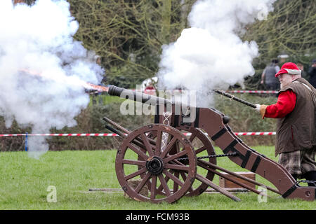 La bataille de Nantwich a été combattue pendant la première guerre civile anglaise, entre les parlementaires et les Royalistes, au nord-ouest de la ville de Nantwich, dans le Cheshire, le 25 janvier 1644. Les Royalistes de Lord Byron assiégaient Nantwich, et Sir Thomas Fairfax menait une armée pour soulager la ville. À l'approche de Fairfax, un dégel soudain a provoqué la montée du Weaver dans le spate, divisant la cavalerie de Byron de son infanterie et de son artillerie, qui ont été envahis et détruits par Fairfax. Banque D'Images