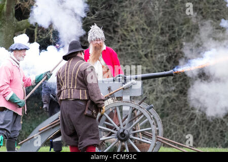 La bataille de Nantwich a été combattue pendant la première guerre civile anglaise, entre les parlementaires et les Royalistes, au nord-ouest de la ville de Nantwich, dans le Cheshire, le 25 janvier 1644. Les Royalistes de Lord Byron assiégaient Nantwich, et Sir Thomas Fairfax menait une armée pour soulager la ville. À l'approche de Fairfax, un dégel soudain a provoqué la montée du Weaver dans le spate, divisant la cavalerie de Byron de son infanterie et de son artillerie, qui ont été envahis et détruits par Fairfax. Banque D'Images