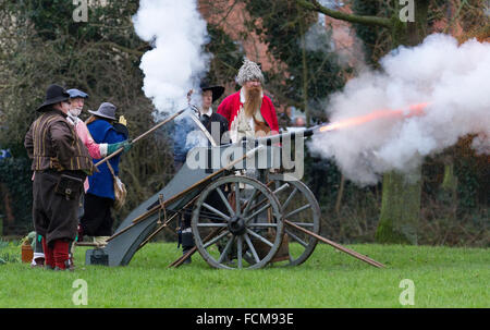 La bataille de Nantwich a été combattue pendant la première guerre civile anglaise, entre les parlementaires et les Royalistes, au nord-ouest de la ville de Nantwich, dans le Cheshire, le 25 janvier 1644. Les Royalistes de Lord Byron assiégaient Nantwich, et Sir Thomas Fairfax menait une armée pour soulager la ville. À l'approche de Fairfax, un dégel soudain a provoqué la montée du Weaver dans le spate, divisant la cavalerie de Byron de son infanterie et de son artillerie, qui ont été envahis et détruits par Fairfax. Banque D'Images