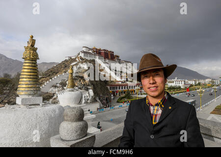 Portrait en face de palais du Potala Banque D'Images