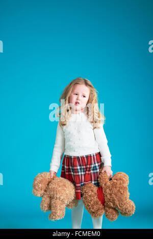 Fabulous little girl hugging ours en peluche brun. Banque D'Images