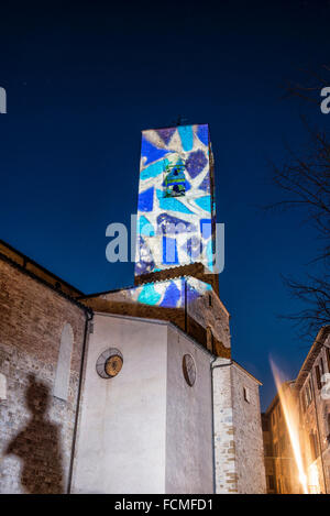 San Gimignano (Sienne). Lumières d'artiste réfléchi sur dans l'une de ses nombreuses tours de San Gimignano Lumière. Banque D'Images