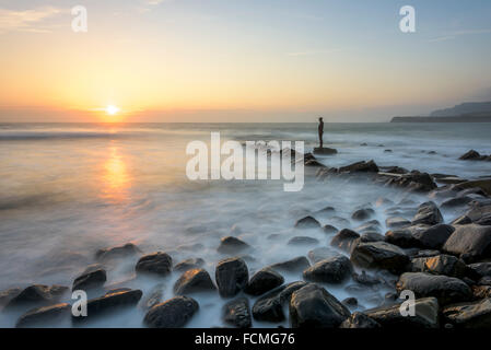 L'Antony Gormley statue sur la jetée de Clavell, dans le Dorset. Banque D'Images