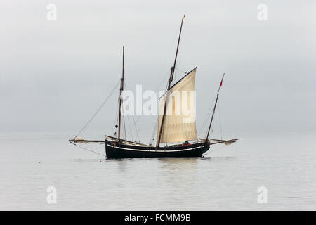 Ancien bateau de pêche, une ligne de Cornouailles, encalminé au large de Newlyn, Cornwall, England, UK. Banque D'Images