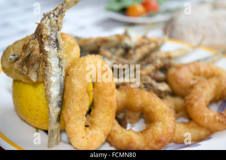 Alevins farinés avec les anchois et les Anneaux de calamars battues Banque D'Images