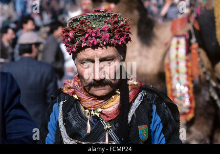 Portrait d'un bain turc hommes portant une moustache et bain turc traditionnel, robe ou costume militaire traditionnelle égéenne, connu sous le nom de SC et à l'usure de la tête du championnat annuel de Camel, Ephèse, Turquie Banque D'Images