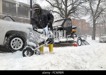 Washington DC, USA. 23 janvier, 2016. Andrew Thomas du département de Service général de verser le sel dans une brouette, Washington, US, 23 janvier 2016. Photo : Maren Hennemuth/dpa dpa : Crédit photo alliance/Alamy Live News Banque D'Images