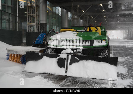 Jersey City, USA. 23 Jan, 2016. Équipement de déneigement en force. Conditions de Blizzard le long de la côte nord-est ont donné lieu à l'état d'urgence d'être declard dans de nombreux domaines. Credit : Elizabeth Service/Alamy Live News Banque D'Images