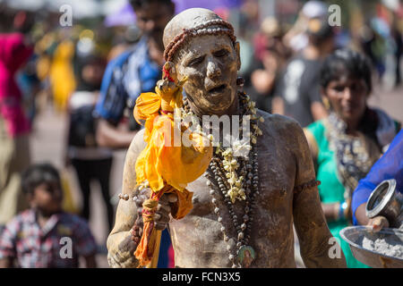 Kuala Lumpur, Malaisie, les grottes de Batu. 23 Jan, 2016. Les dévots hindous pierce différentes partie de son corps et faire des pots de lait sur leurs têtes sur des kilomètres pour célébrer l'honneur de Lord Subramaniam (Lord Murugan) dans les grottes de Batu pendant Thaipusam Festival, a observé le jour de la pleine lune au cours de la mois tamoul de Thai. © Guillaume Payen/ZUMA/Alamy Fil Live News Banque D'Images