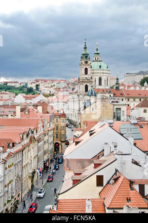 L'église de St Nicholas est le plus grands représentants de la Prague Baroque. Il est situé dans le Little Quarter Square. Banque D'Images