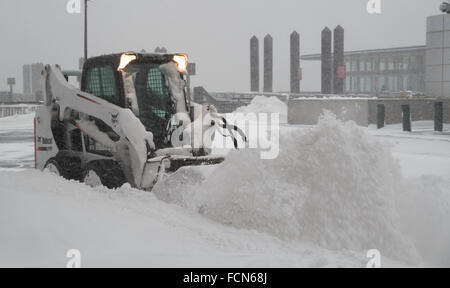 Jersey City, USA. 23 Jan, 2016. Une balayeuse à neige efface la zone piétonne bord de l'eau. Conditions de Blizzard le long de la côte nord-est ont donné lieu à l'état d'urgence d'être declard dans de nombreux domaines. Credit : Elizabeth Service/Alamy Live News. Banque D'Images