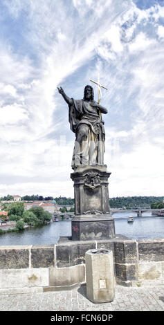 Statue de St Jean Baptiste sur le pont Charles à Prague. Banque D'Images