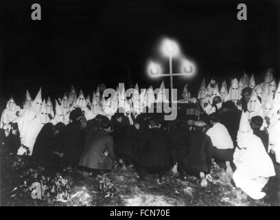 Ku Klux Klan assemblés pour recevoir les candidats à l'adhésion, Washington DC, c.1920-1930 Banque D'Images