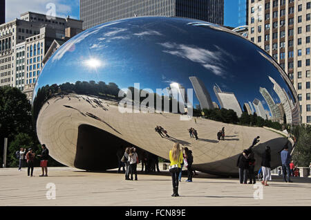 New York, USA : l'horizon de Chicago se reflétant dans les Cloud Gate, surnommé le bean, la sculpture publique par Anish Kapoor au Millennium Park Banque D'Images