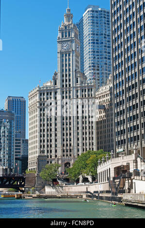 Chicago, Illinois, USA : canal Croisière sur la rivière Chicago, vue sur le Wrigley Building, gratte-ciel emblématique et siège de l'entreprise Wrigley Banque D'Images