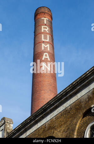 La cheminée de l'Old Truman Brewery du bâtiment dans Brick Lane, London. Banque D'Images