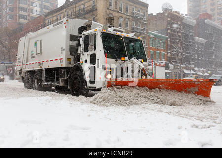 New York, USA. 23 Jan, 2016. Un chasse-neige efface la rue à Manhattan de New York, aux États-Unis, le 23 janvier 2016. La région métropolitaine de New York est d'être frappé par un énorme blizzard, forçant Gov. Andrew Cuomo d'émettre une interdiction de voyager qui a des répercussions sur les routes et chemins de fer. Credit : Muzi Li/Xinhua/Alamy Live News Banque D'Images