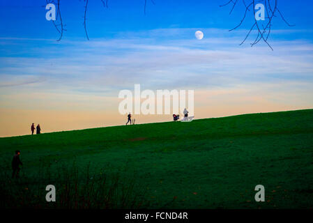 Vue générale au crépuscule sur Hampstead Heath à Londres Banque D'Images