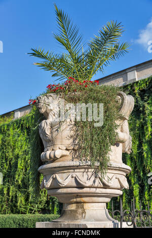 Vase de jardin jardins Mirabell à Salzbourg, Autriche, site du patrimoine de l'Unesco. Banque D'Images