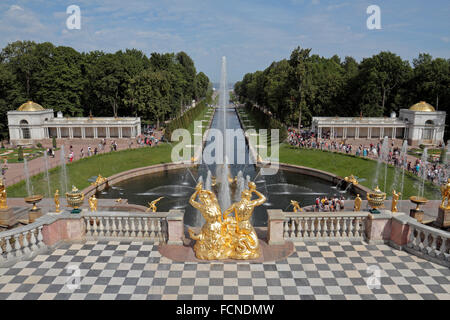 La Grande Cascade et fontaine Samson dans les motifs de la palais de Peterhof, Petergof, Saint-Pétersbourg, Russie, Nord-Ouest. Banque D'Images