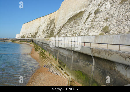 Promenade du front de mer dans cliffsbetween la craie et le port de plaisance de Brighton Rottingdean. East Sussex. L'Angleterre Banque D'Images