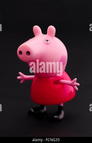 Tambov, Fédération de Russie - Décembre 16, 2015 jouet Peppa Pig caractère sur fond noir. Studio shot. Banque D'Images