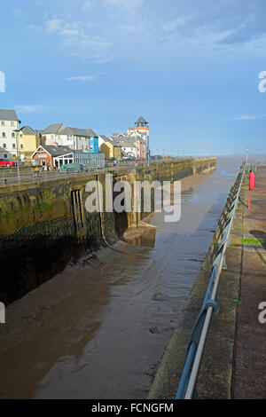 UK. Portishead Quays Marina avec des yachts et bateaux canot amarré dans la mer contrôlée Verrouillage portes rempli. Nouvelles maisons boutiques Banque D'Images