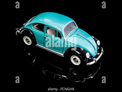 VW Coccinelle modèle coulé en bleu sur fond blanc. Banque D'Images