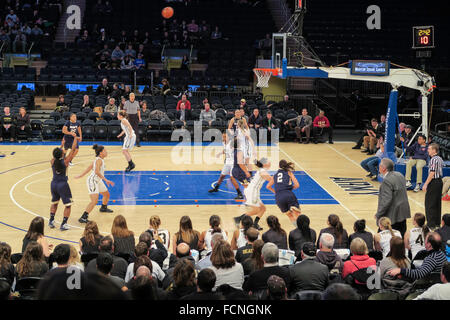 New York City, USA. 23 janvier 2016. Jeu de basket-ball de NCAA au Madison Square Garden contre l'armée des femmes en vedette des équipes de basket-ball de la Marine. Dans l'armée a remporté une victoire décisive 75 à 38. Le men's match a été annulé en raison de la tempête de neige. Credit : Patti McConville/Alamy Live News Banque D'Images