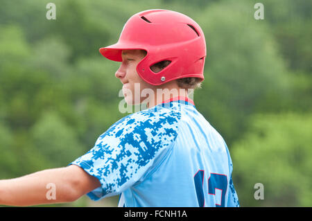 Close-up of High School de l'adolescence dans baseball casque rouge en attente de bat Banque D'Images