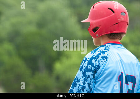 Close-up of High School de l'adolescence dans baseball casque rouge en attente de bat Banque D'Images