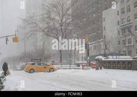 New York City, USA. 23 janvier 2016. Blizzard arrête NYC. Les rues et les trottoirs sont presque impraticables. Credit : Patti McConville/Alamy Live News Banque D'Images