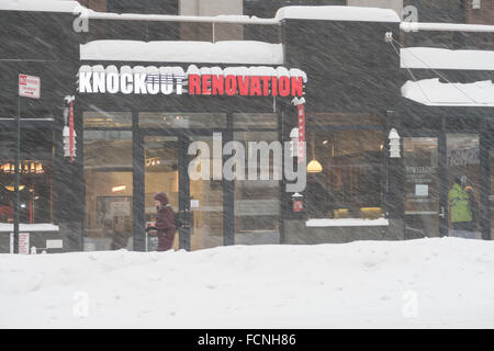 New York City, USA. 23 janvier 2016. Blizzard arrête NYC. Les rues et les trottoirs sont presque impraticables. Credit : Patti McConville/Alamy Live News Banque D'Images