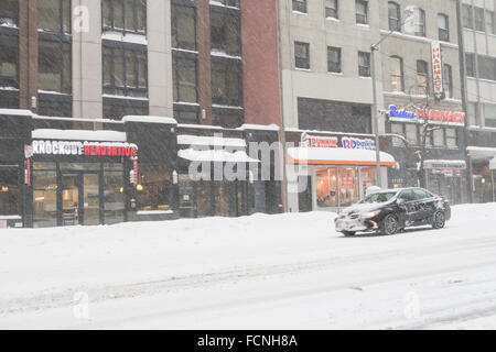 New York City, USA. 23 janvier 2016. Blizzard arrête NYC. Les rues et les trottoirs sont presque impraticables. Credit : Patti McConville/Alamy Live News Banque D'Images