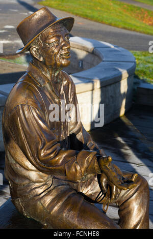 Statue en bronze d'un ancien travailleur conserverie de poisson à Steveston (Colombie-Britannique), Banque D'Images
