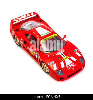 Rouge Ferrari F40 dans de course sur un fond blanc Banque D'Images