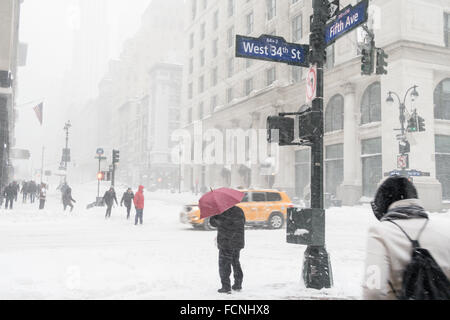 New York City, USA. 23 janvier 2016. Blizzard arrête NYC. Les rues et les trottoirs sont presque impraticables. Credit : Patti McConville/Alamy Live News Banque D'Images