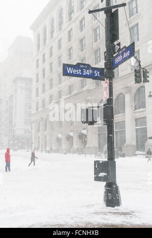 New York City, USA. 23 janvier 2016. Blizzard arrête NYC. Les rues et les trottoirs sont presque impraticables. Credit : Patti McConville/Alamy Live News Banque D'Images