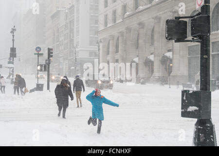 New York City, USA. 23 janvier 2016. Blizzard arrête NYC. Les rues et les trottoirs sont presque impraticables. Credit : Patti McConville/Alamy Live News Banque D'Images