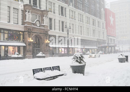 New York City, USA. 23 janvier 2016. Blizzard arrête NYC. Les rues et les trottoirs sont presque impraticables. Credit : Patti McConville/Alamy Live News Banque D'Images