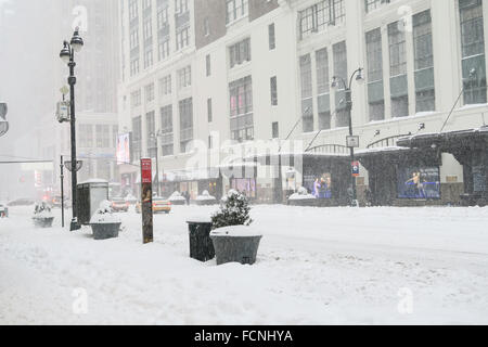 New York City, USA. 23 janvier 2016. Blizzard arrête NYC. Les rues et les trottoirs sont presque impraticables. Credit : Patti McConville/Alamy Live News Banque D'Images