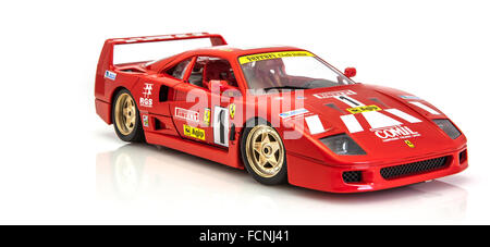 Rouge Ferrari F40 dans de course sur un fond blanc Banque D'Images